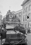 853227 Afbeelding van enkele clowns zittend op een legervoertuig tijdens de intocht van de geallieerden, op de ...